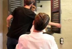 大叔爆料理发店视频,理发店背后的惊人真相！