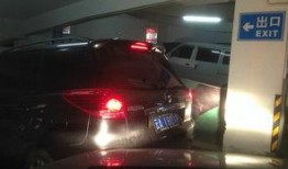停车场爆料奔驰事件视频,车主遭遇不公，视频曝光引发热议