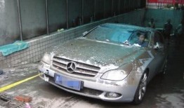 停车场爆料奔驰事件视频,车主遭遇不公，视频曝光引发热议